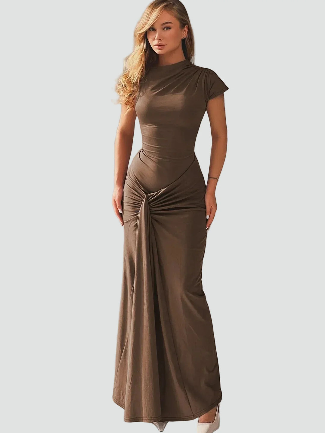 Elegancka damska koktajlowa sukienka maxi z plisami w kolorze Brązowy
