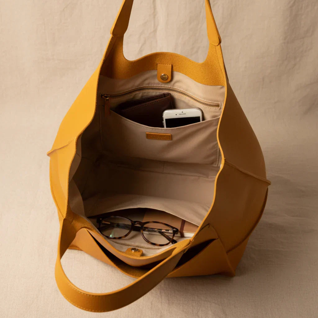 Elegant Everyday Tote Bag in Vintage Leather (3)