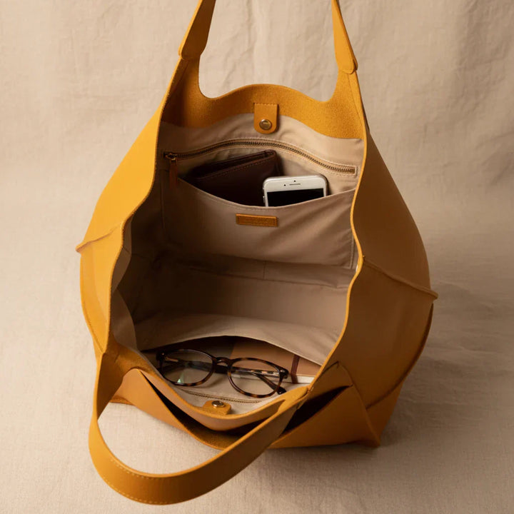 Elegant Everyday Tote Bag in Vintage Leather (3)