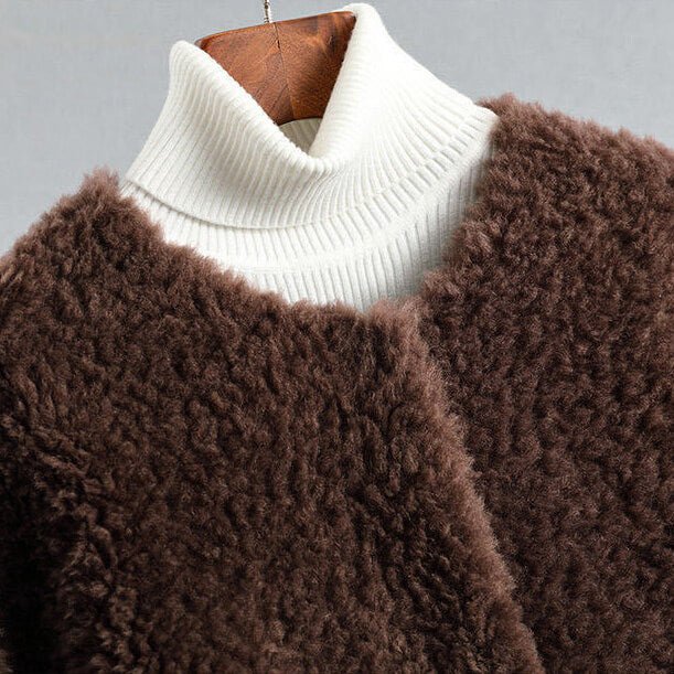 Elegant Women's Winter Coat in Shearling (7)