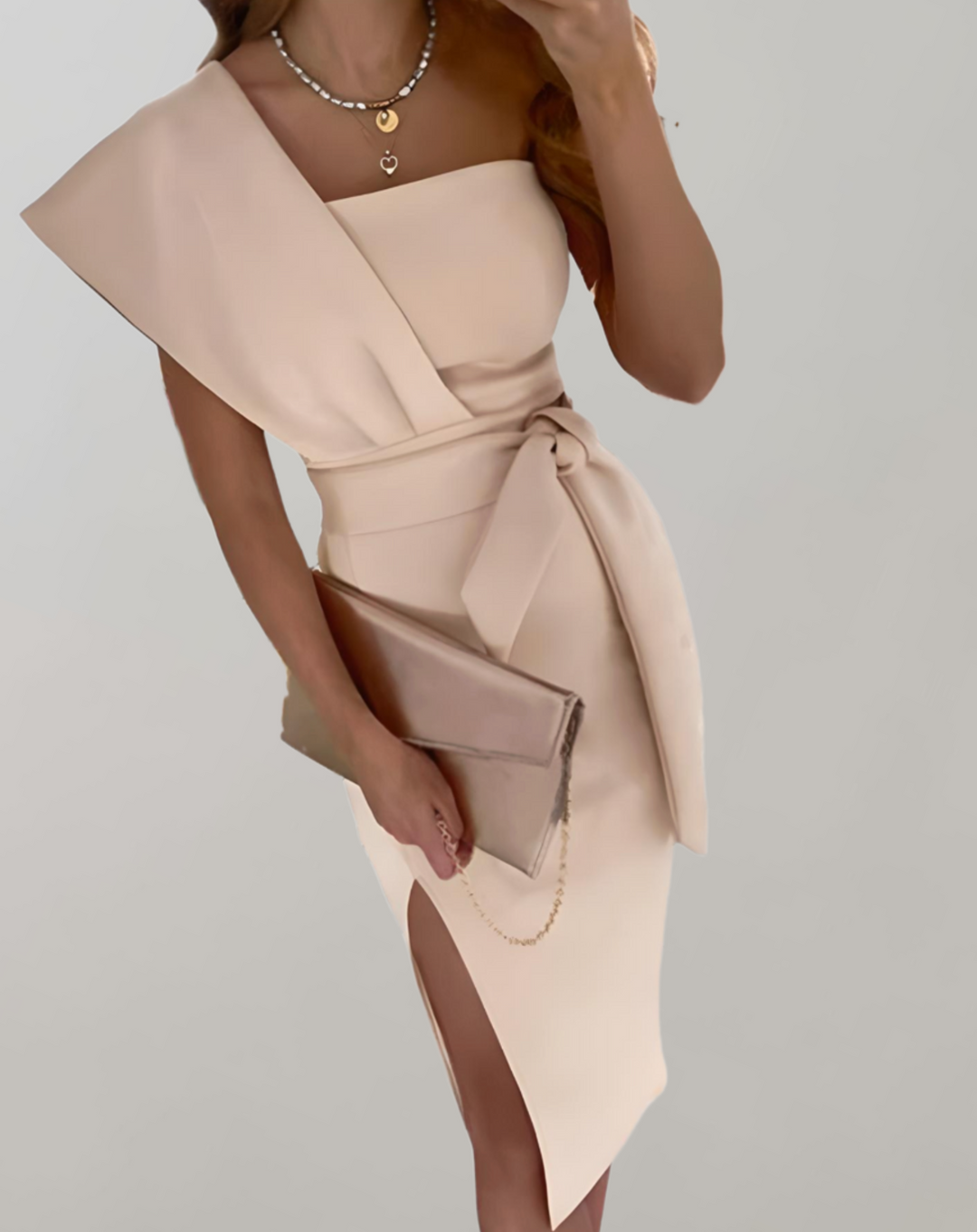 geschnittenes One-Shoulder-Kleid mit Schleife in der w kolorze Beżowy