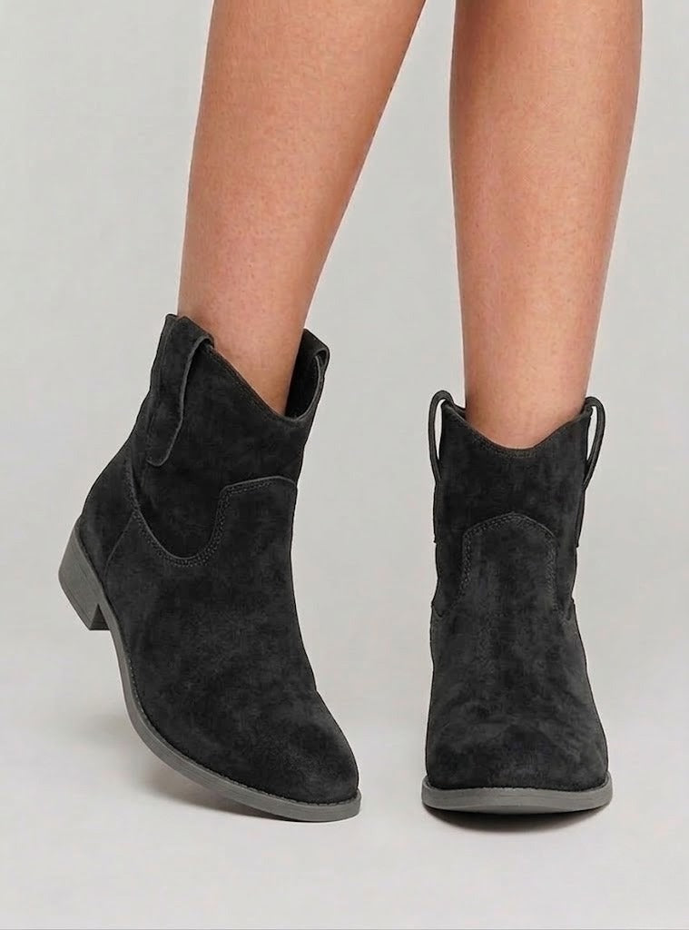 Knee High Boots in Modern Ranch Style in Black