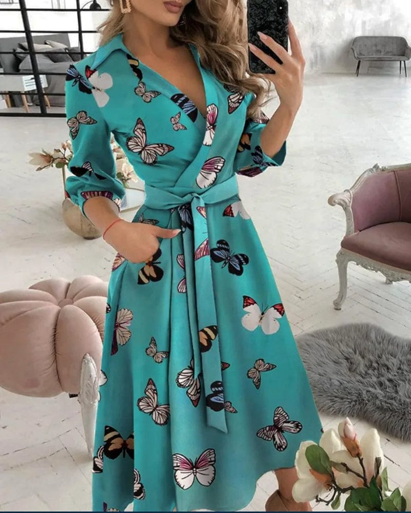 Schickes Midi-Kleid mit Gürtel w kolorze Schmetterlingsdruck