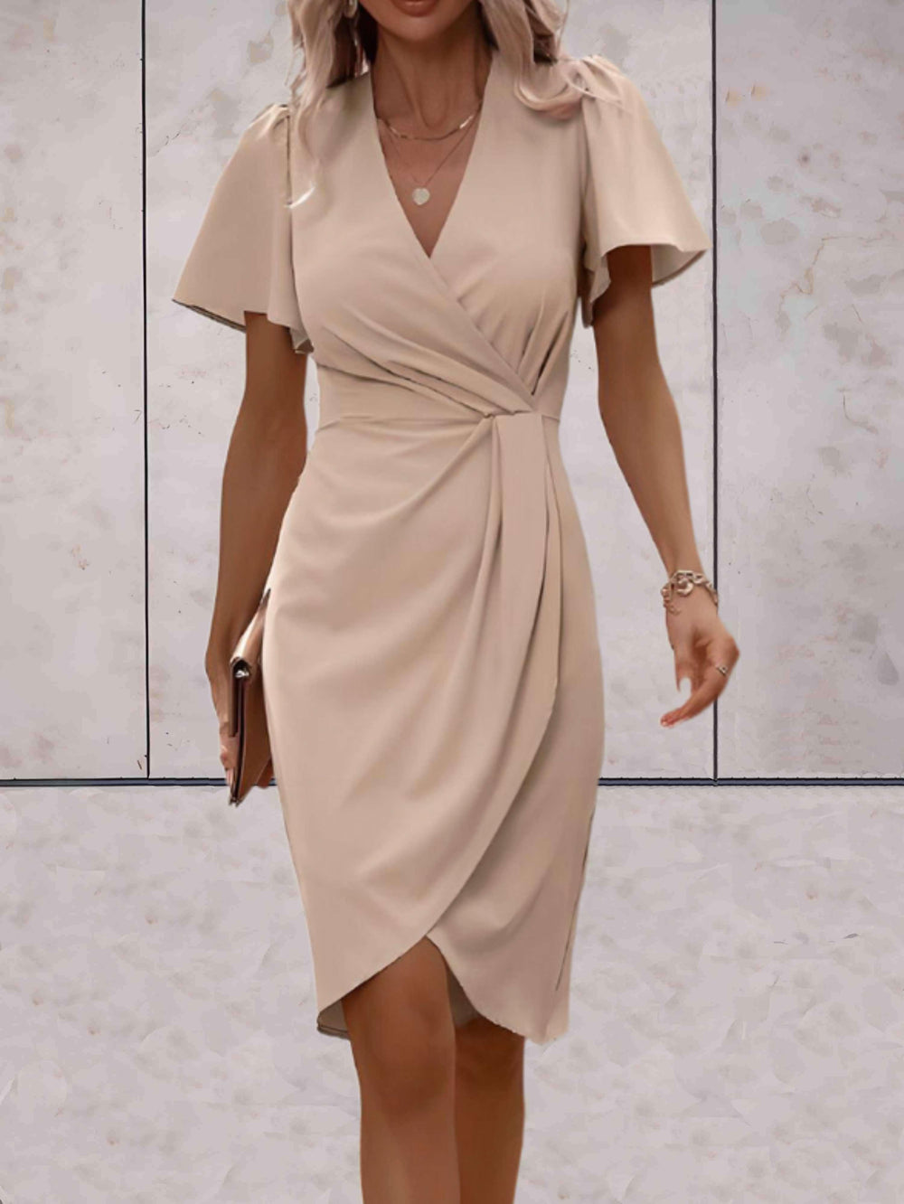Wickelkleid mit V-Ausschnitt Wedding guest dress w kolorze Beżowy