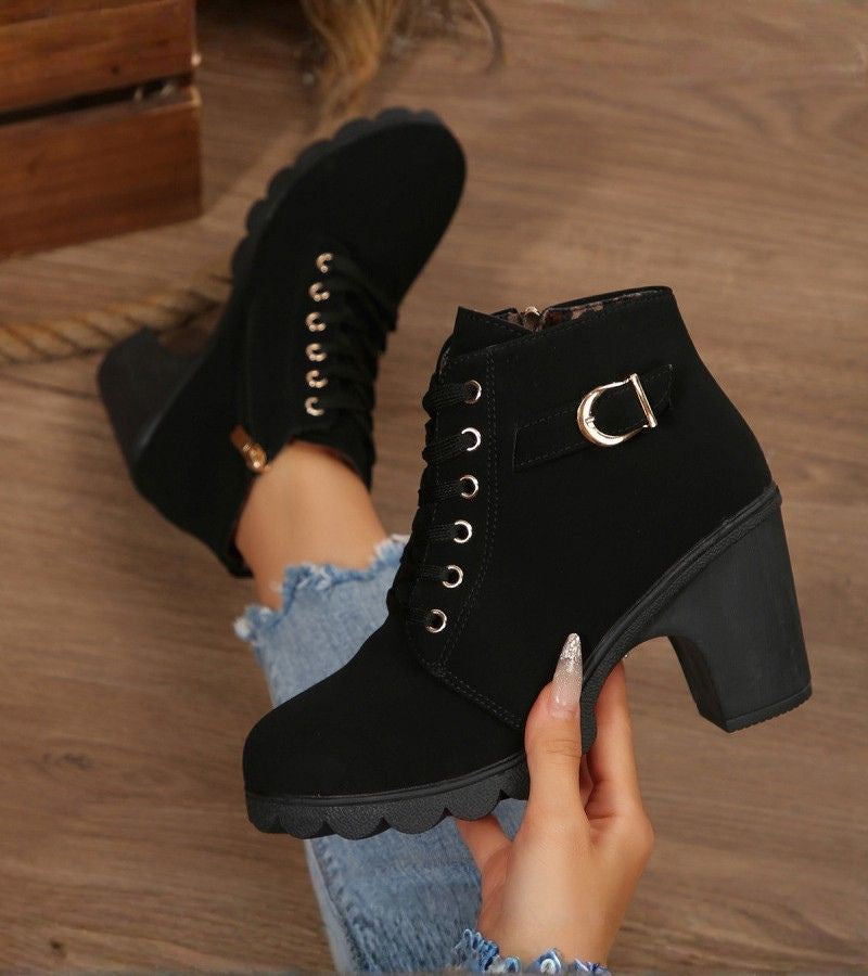 Women's Black Boots with Structured Lace-Up in Black