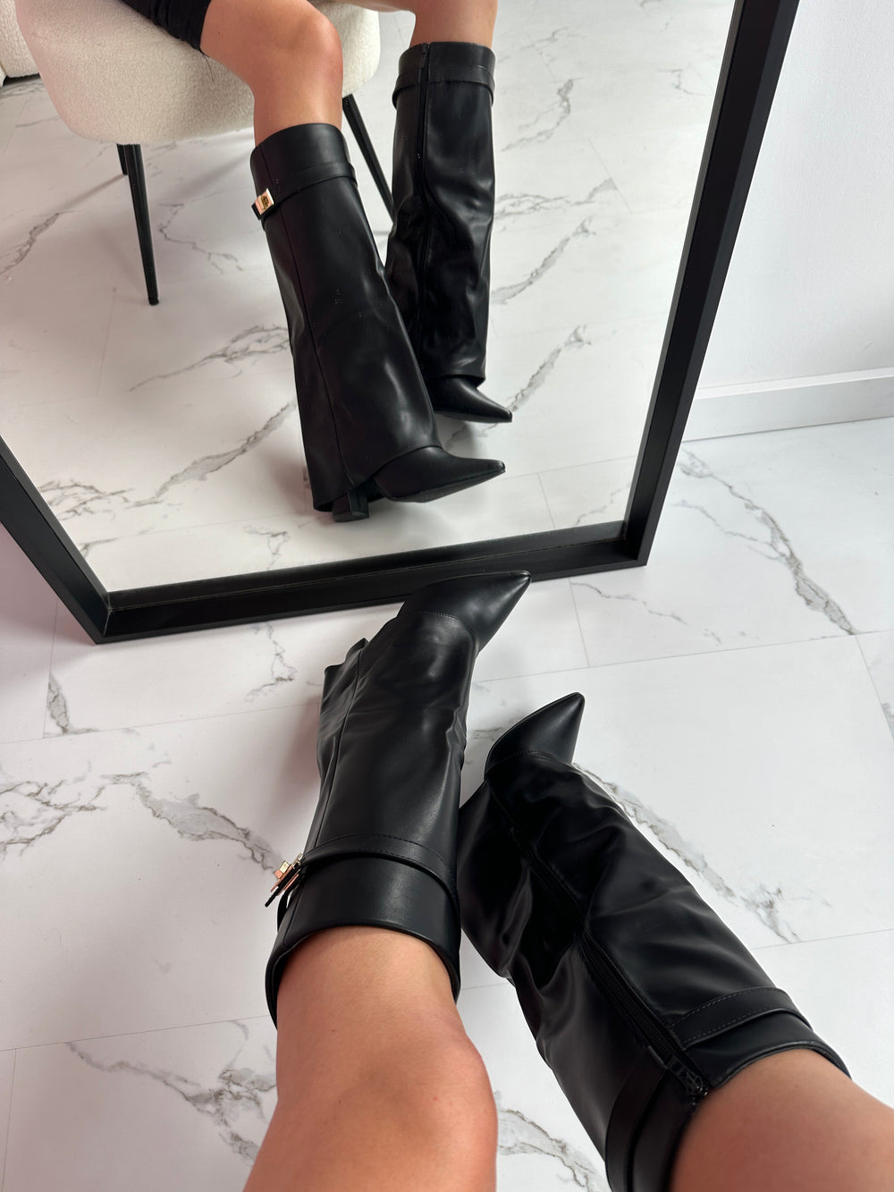 Women's Sleek Knee High Boots in Leather (2)