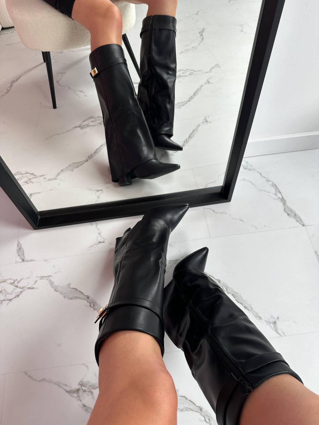 Women's Sleek Knee High Boots in Leather (2)
