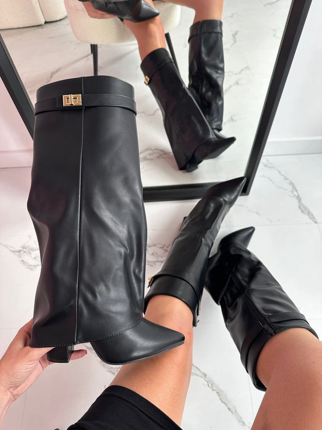 Women's Sleek Knee High Boots in Leather in Black