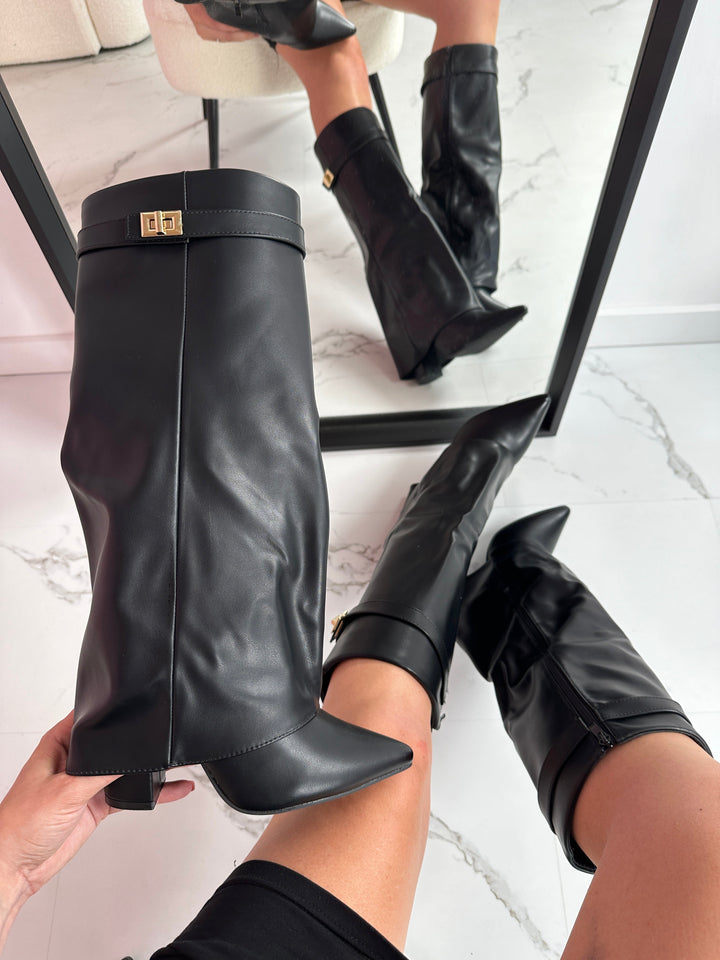 Women's Sleek Knee High Boots in Leather in Black